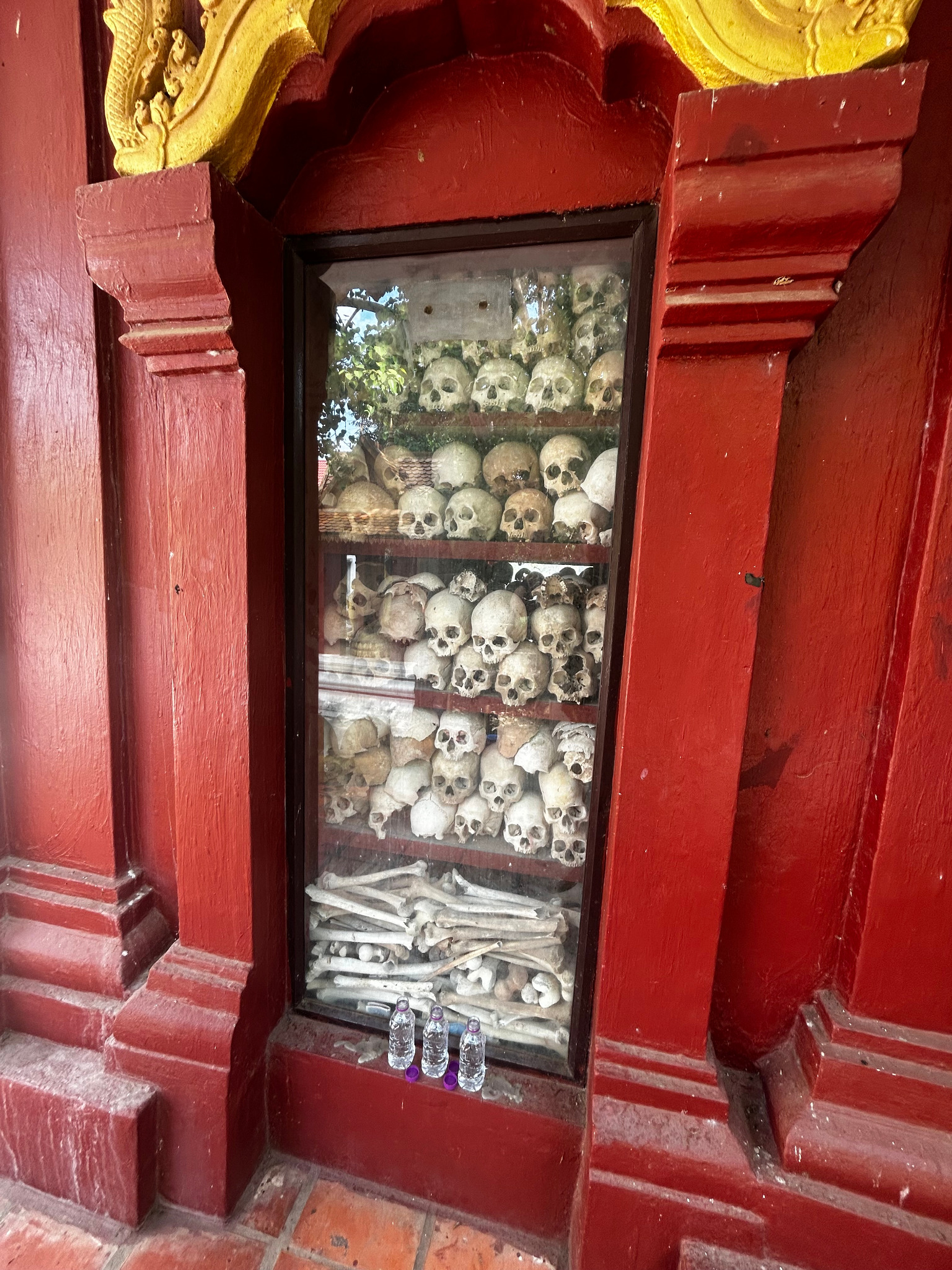 Pääkalloja ja luita Killing Fields -muistopaikalla